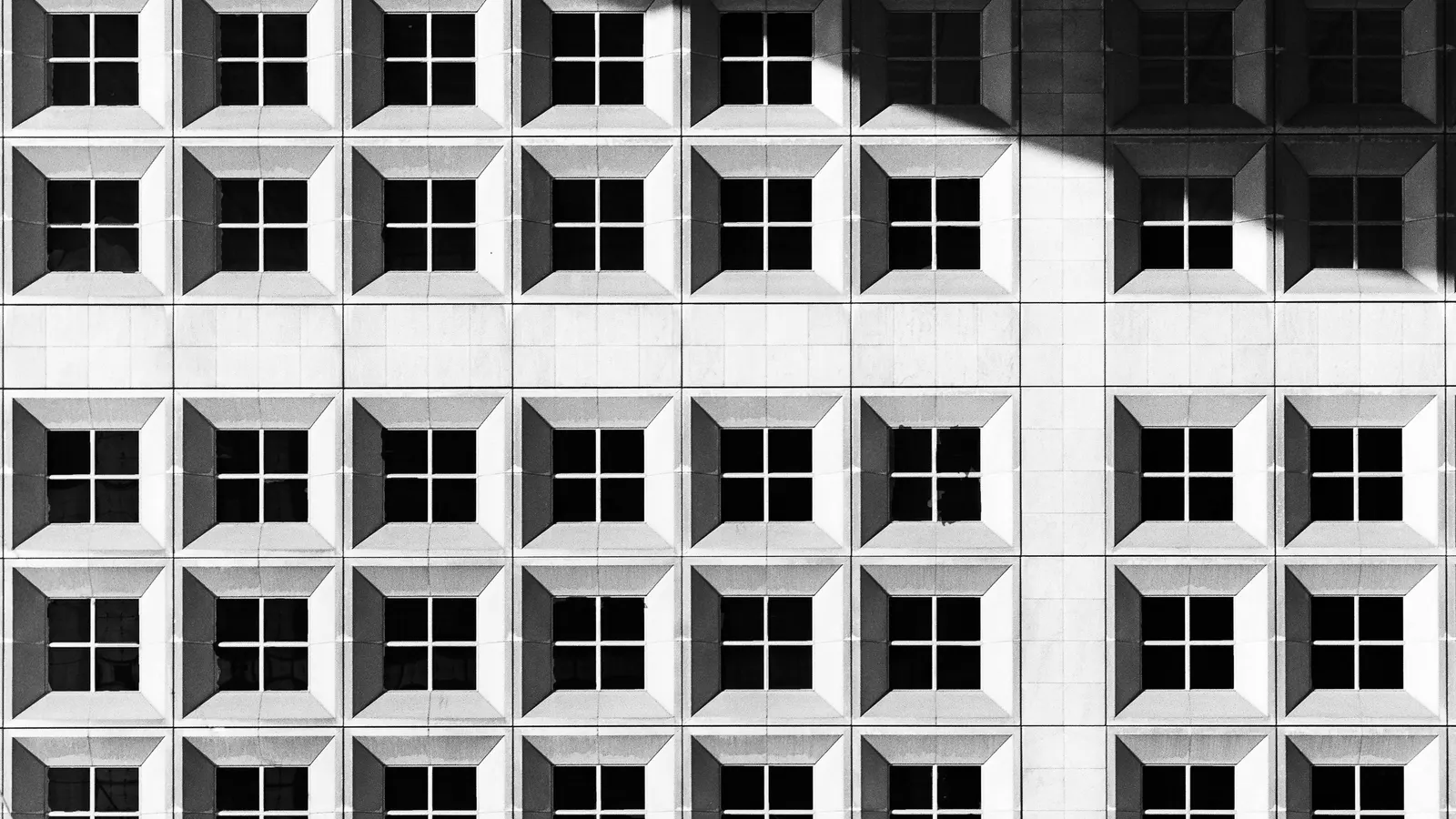 Diagonale rijen balkons langs een gevel