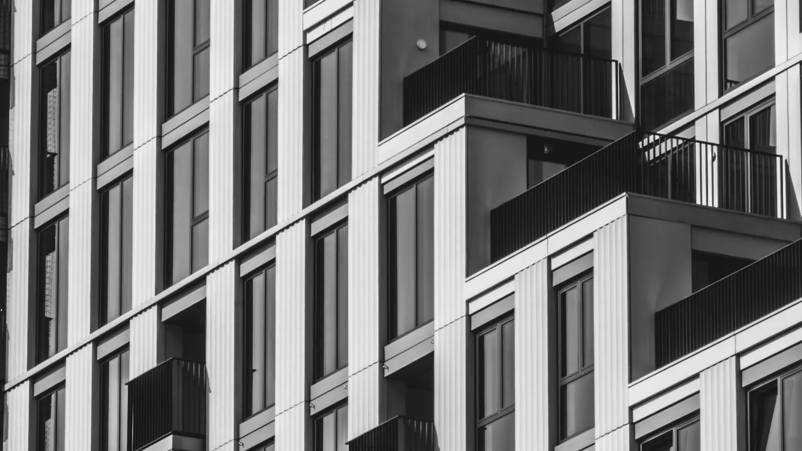 Gestapelde balkons en vensters in een gevel