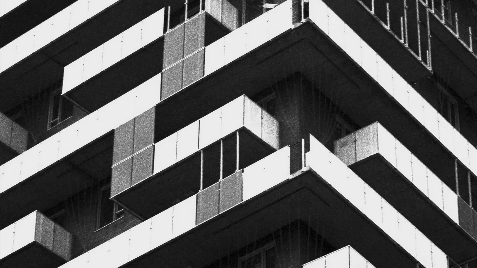 Gebouwhoek met uitkragende balkons