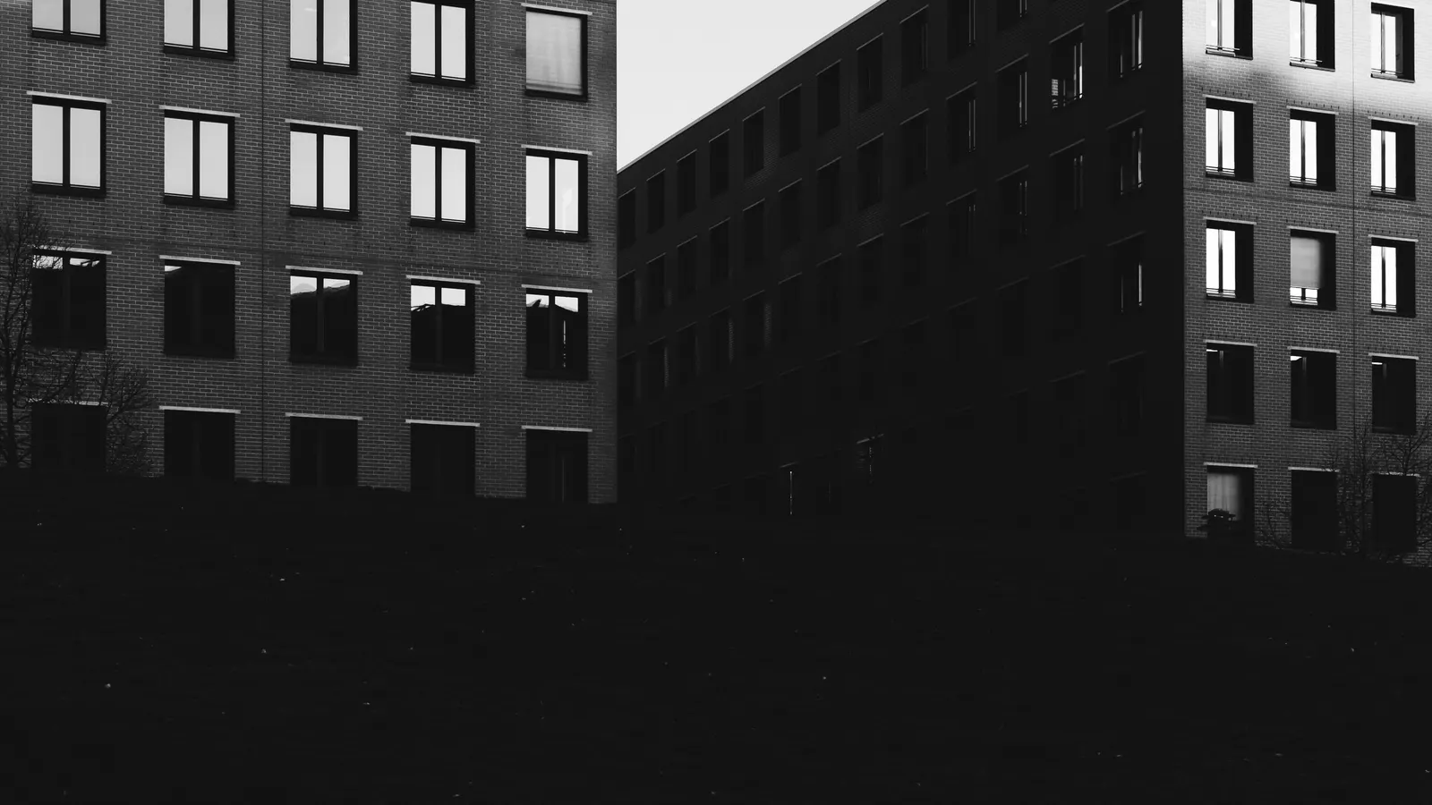 Twee bakstenen gebouwblokken in het laatste licht